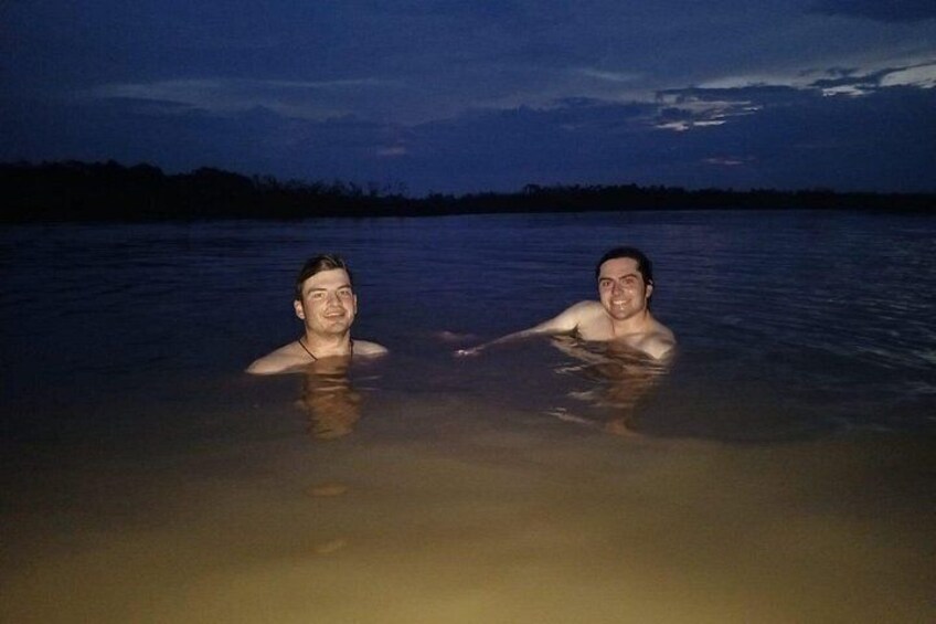 Dos personas en el agua durante la noche. 2