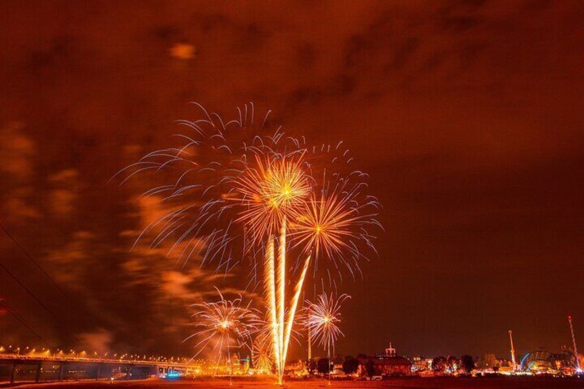 Feuerwerk erhellt den Nachthimmel über einer Stadtansicht. 3
