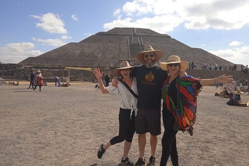Un'imponente piramide, persone e un paesaggio desertico. 2