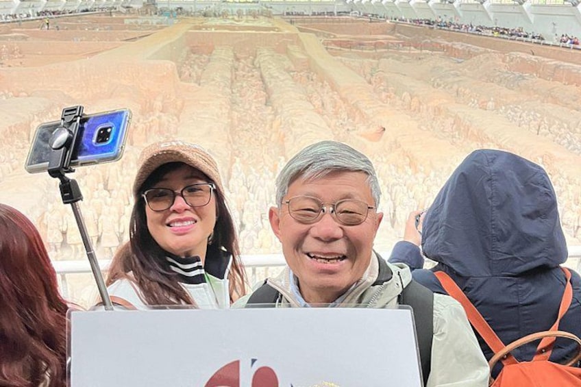 Een groep mensen maakt een selfie met een smartphone op een statief. 2