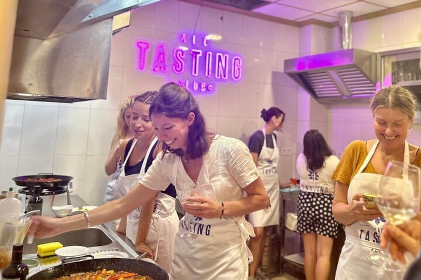 Alicante Paella Cooking Class, Tapas, Drinks & Central Market 4