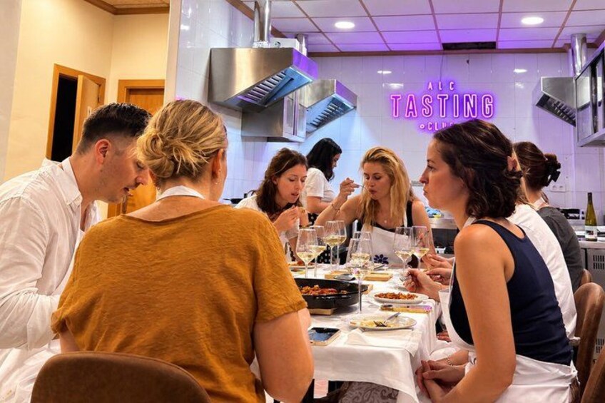 Alicante Paella Cooking Class, Tapas, Drinks & Central Market 4