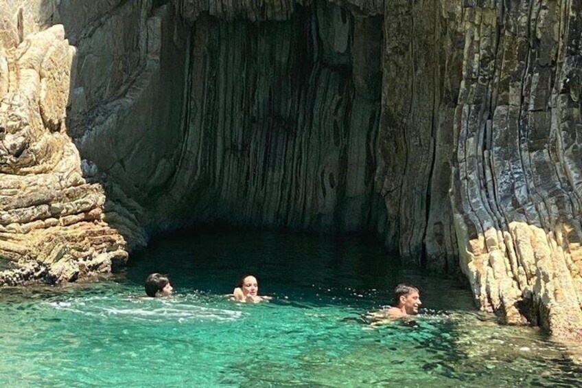 En naturlig pool med klart vand omgivet af klippefremspring. 5
