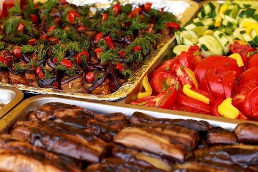 Variedad de alimentos, como carne a la parrilla, verduras y una ensalada. 5