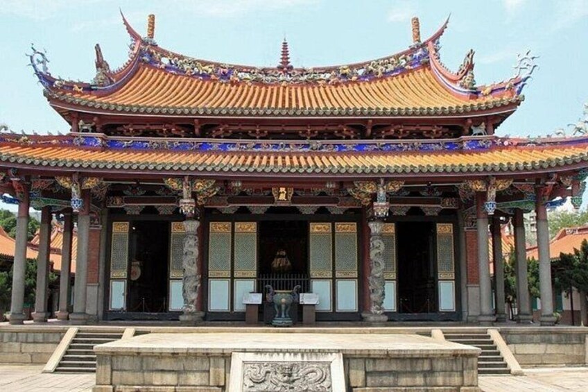 Un templo chino tradicional con arquitectura ornamentada, que incluye un tejado escalonado y detalles intrincados. 4