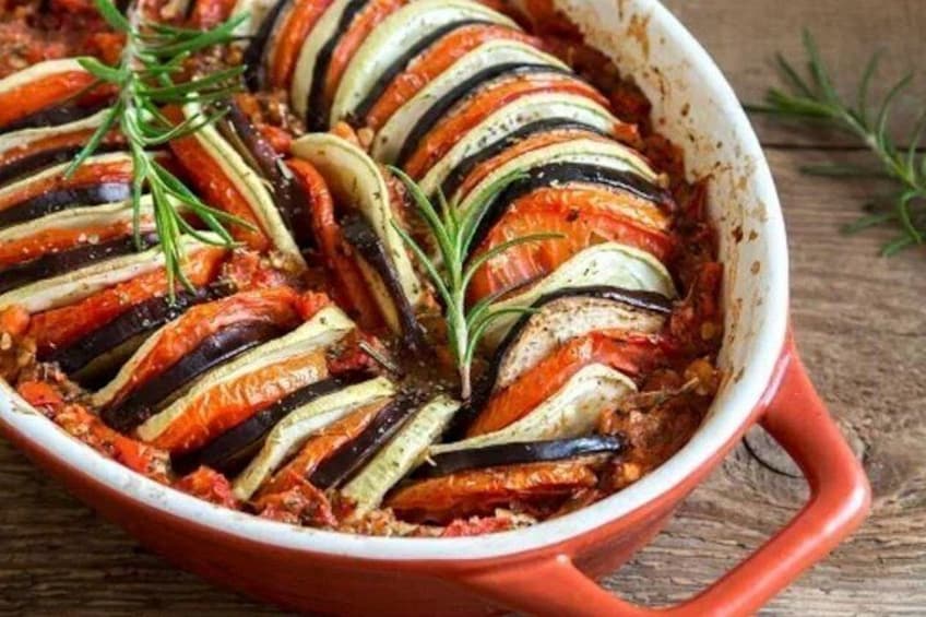 Ratatouille i en rød gryde. 5