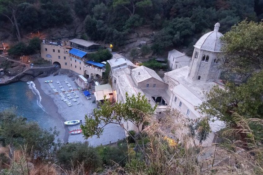 Un pueblo costero con playa, barcos y edificios históricos. 3