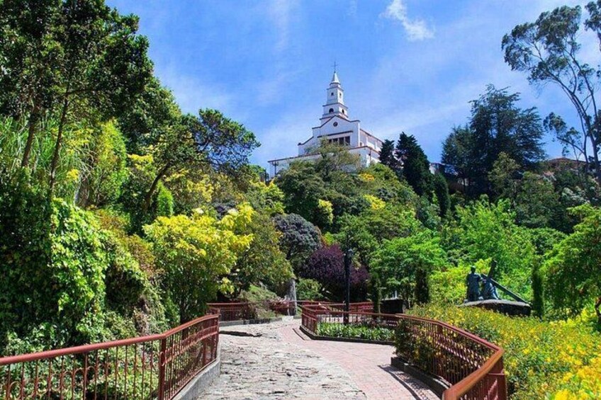Un tempio su una collina, circondato da vegetazione lussureggiante. 5