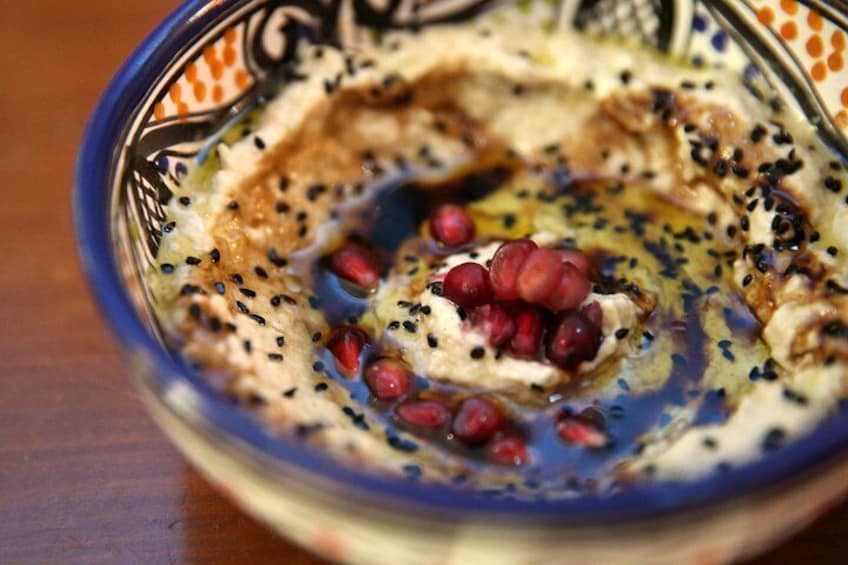 En skål med yoghurt, granatäppelkärnor och svarta sesamfrön. 4