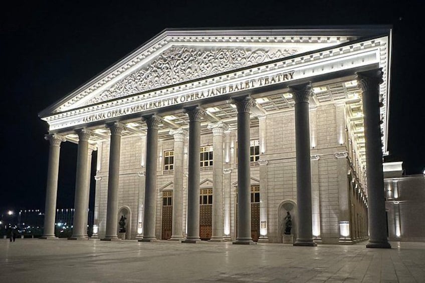 Un majestuoso teatro de ópera con amplias columnas y fachada clásica. 2