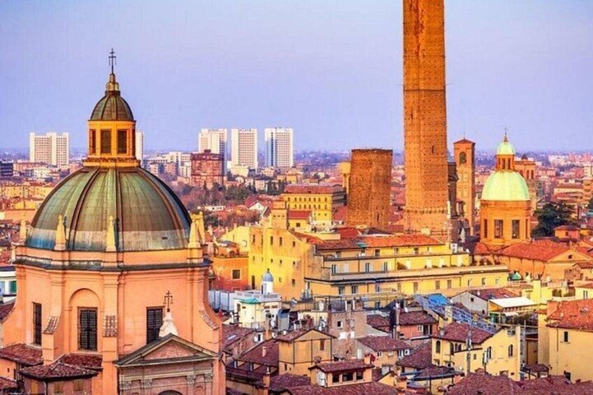 Historic Center Walking Tour in Bologna 2
