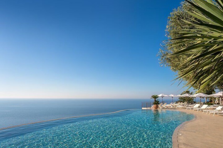 Una piscina azul cristalina con vista al océano. 5
