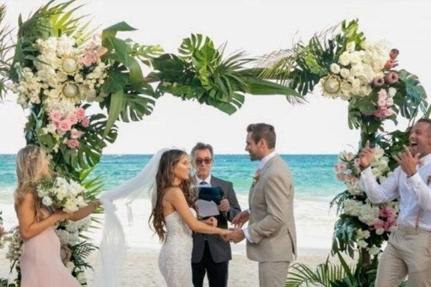 Een strandbruiloft met bloemendecoraties en uitzicht op de oceaan. 1