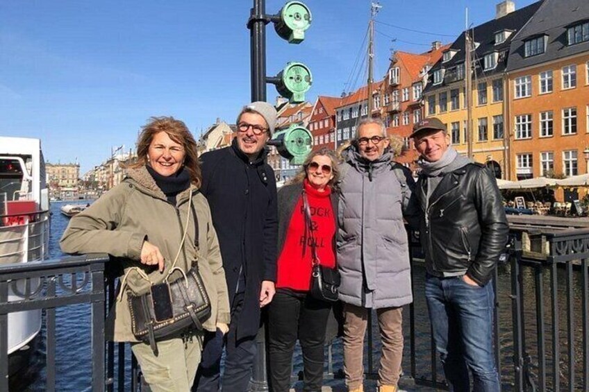 Un grupo de personas junto a un canal, con edificios al fondo. 2