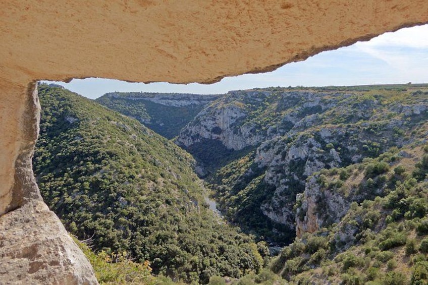 The sinuosity of the ravine and its torrent. 3