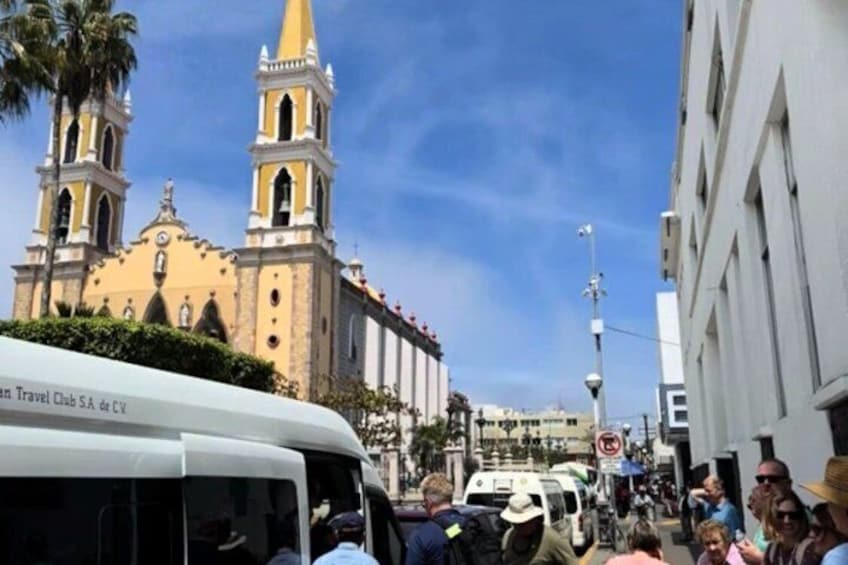 Mazatlan van for hire at cruise terminal – Bilingual Driver Incl. 2