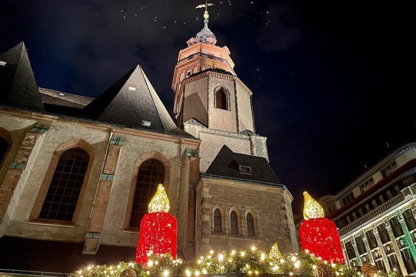 Une église dotée d’un clocher et de deux sapins de Noël illuminés. 5
