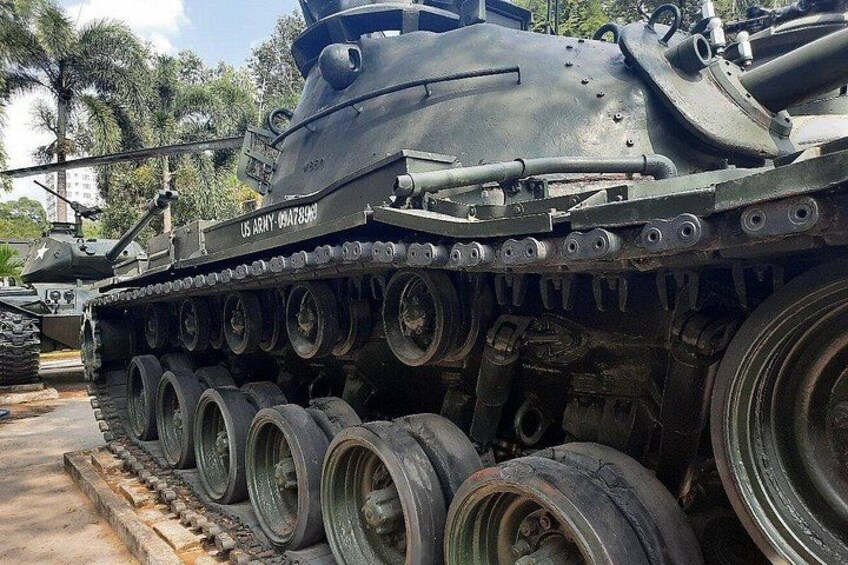 Un tanque militar con orugas y ruedas visibles, un emblema de estrella y el texto 'US ARMY WAH 7894H'. 3