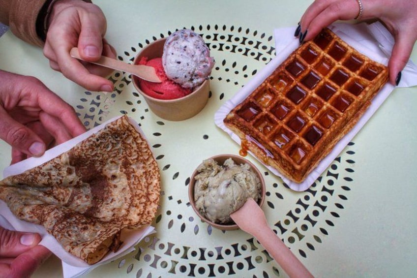Un gaufre, une boule de glace et une tranche de pain grillé sur une table. 3