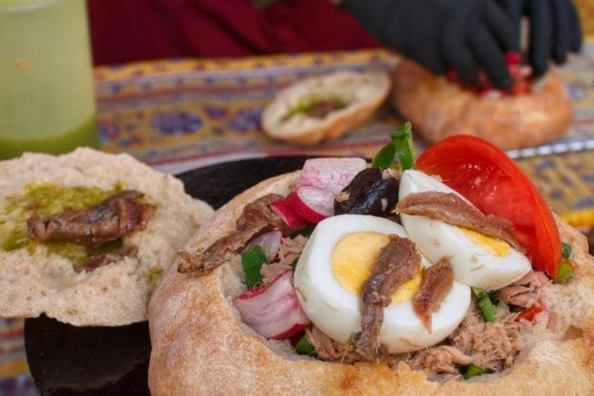 Un sandwich garni de divers ingrédients, notamment de la viande, des œufs et des légumes. 3