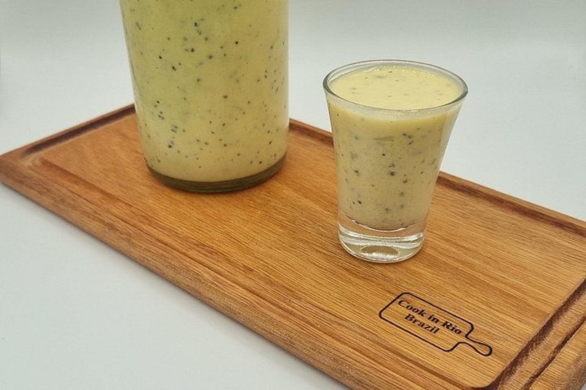 Un verre de smoothie et une bouteille sur un plateau en bois. 5