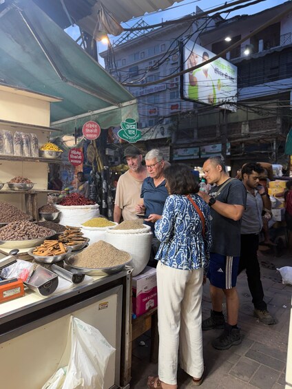 Un mercado animado con diversos productos alimenticios a la venta, incluyendo especias y frutas secas. 4