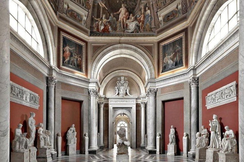 En storslagen hall med klassisk arkitektur, med pelare, statyer och vägg- och takmålningar. 2