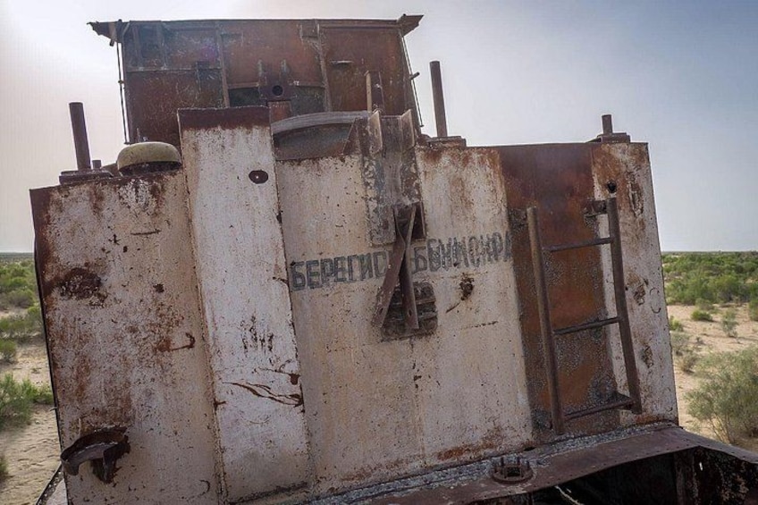Un edificio industriale arrugginito e abbandonato, con una scala e la scritta 'БЕРЕЦКИЙ'. 5