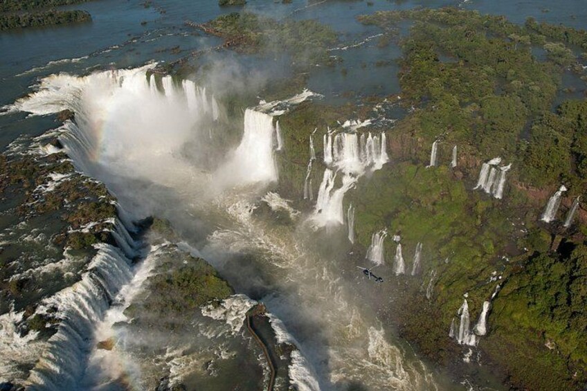 Une grande cascade se déversant en cascade sur une falaise rocheuse et se jetant dans une rivière. 1