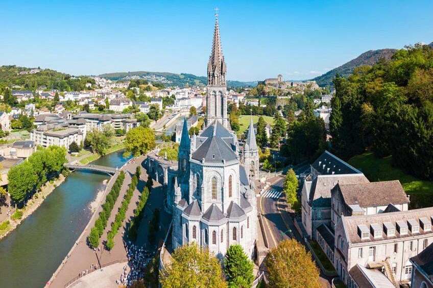 Una catedral con una aguja alta, un río y edificios circundantes. 4