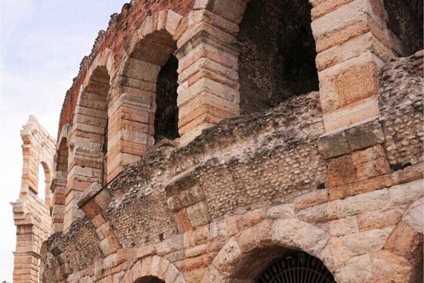 Antigua arquitectura de piedra con arcos y fachada desgastada. 2