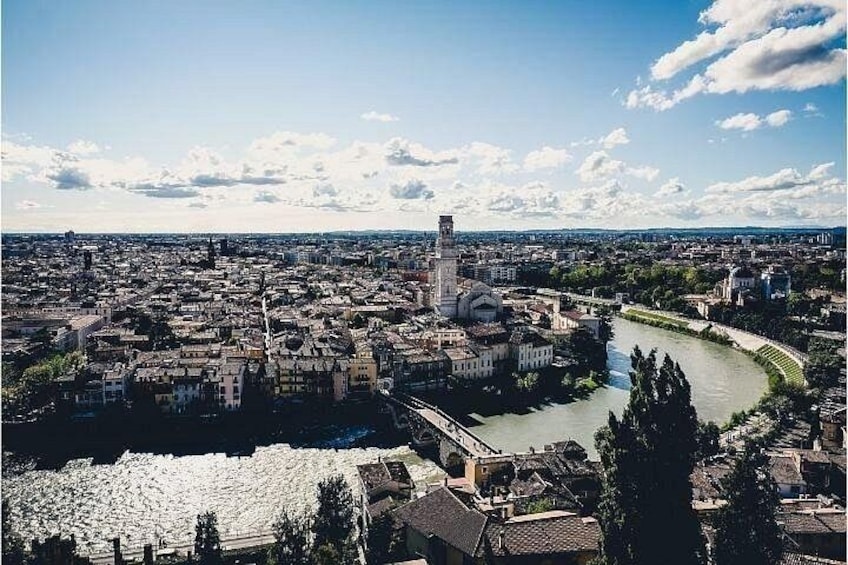 Een rivier slingert door een stad met historische gebouwen en een opvallende toren. 2