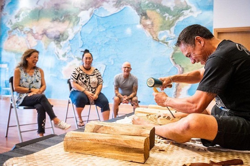 Live Wood carving demo at on Maui 3