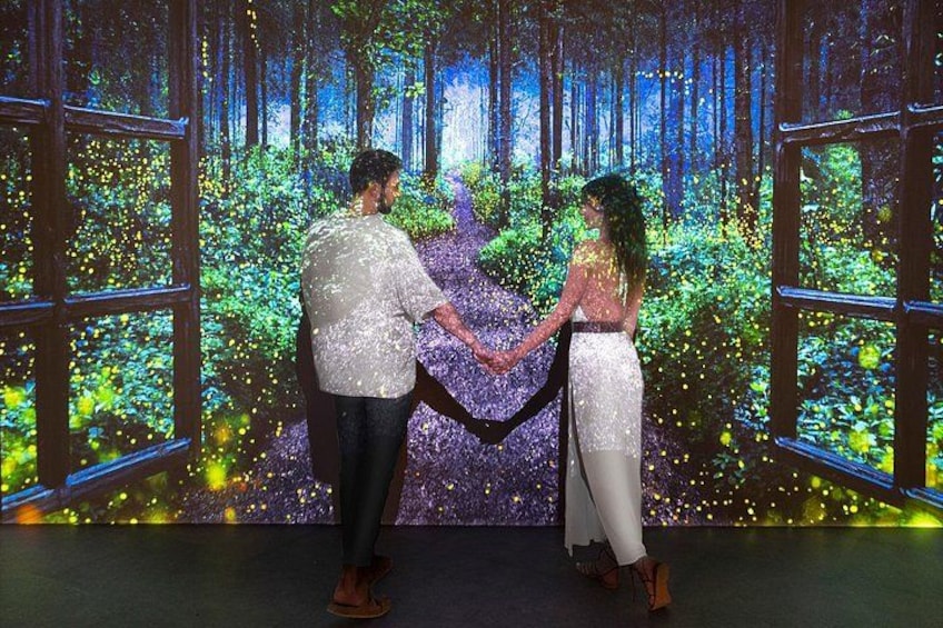 Dos personas tomadas de la mano frente a un bosque. 3