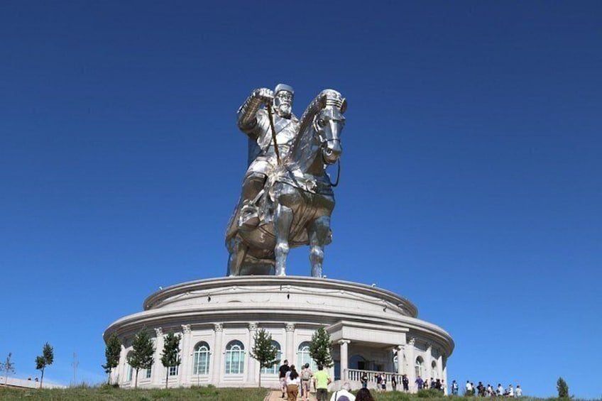 Eine große Statue eines Mannes zu Pferde auf einem runden Gebäude mit Säulen. 2