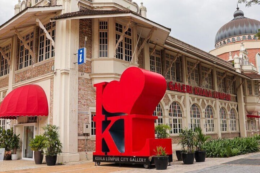 El edificio de la Galería de Arte de la Ciudad de Kuala Lumpur con una gran escultura roja en primer plano. 3