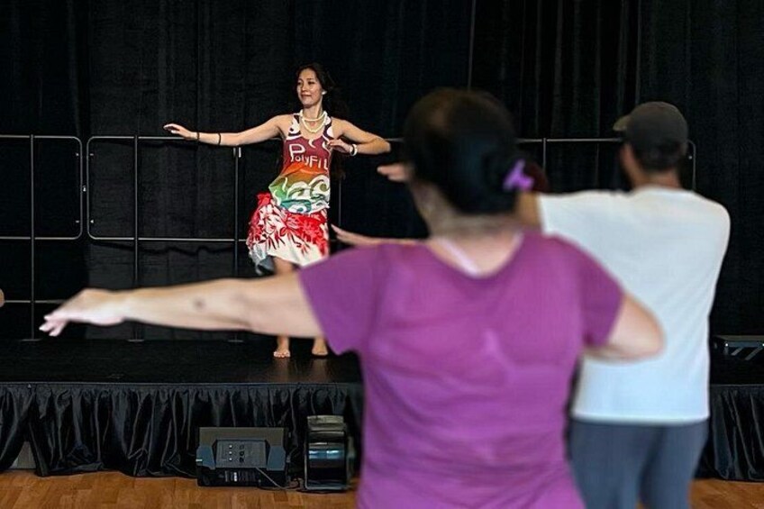 Hula Lesson on Maui (Basics) 3
