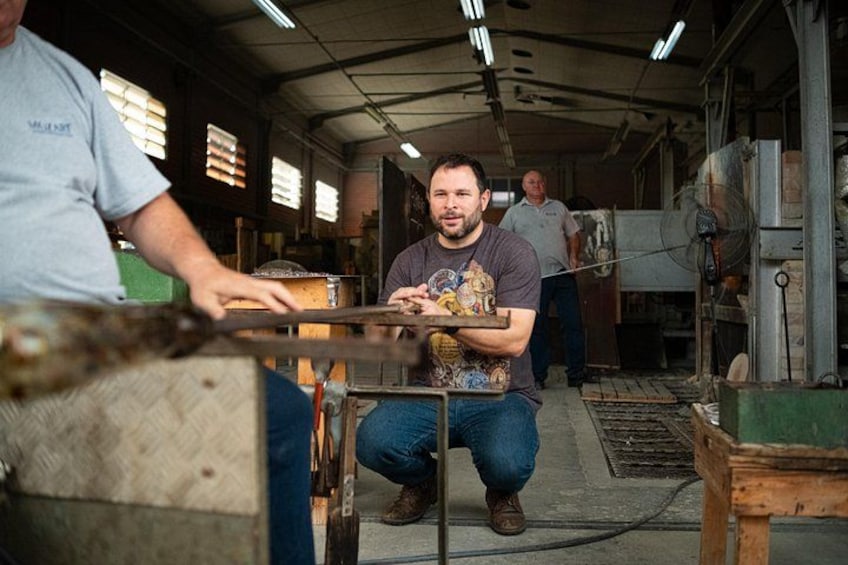 Un taller con actividades de metalurgia, maquinaria y trabajadores. 3