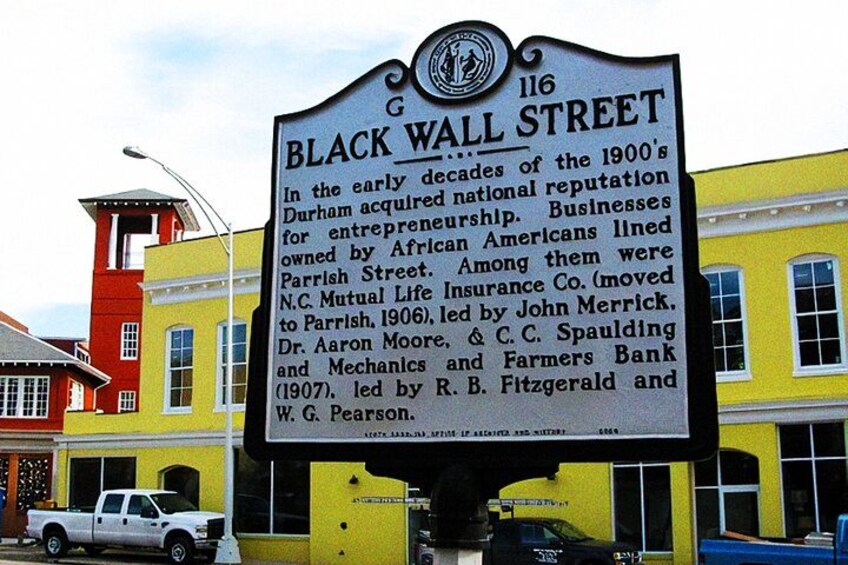 Een historiek bord bij 116 Black Wall Street. 1