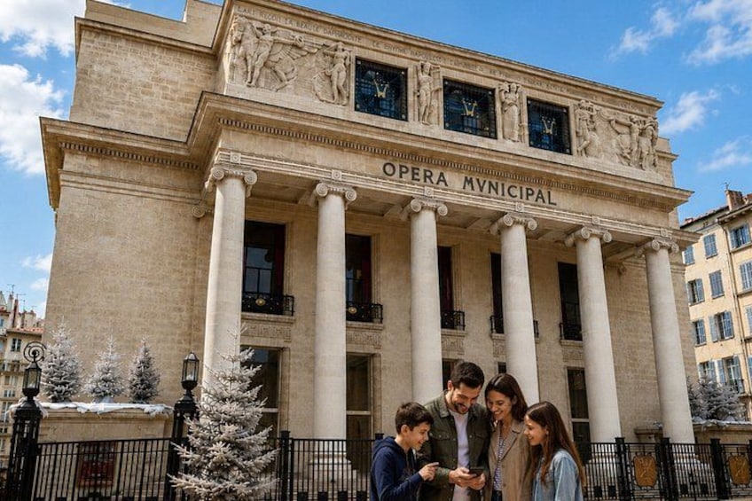 Un bâtiment de style classique, doté de colonnes et portant l’inscription « OPERA MVNICIAL ». 3