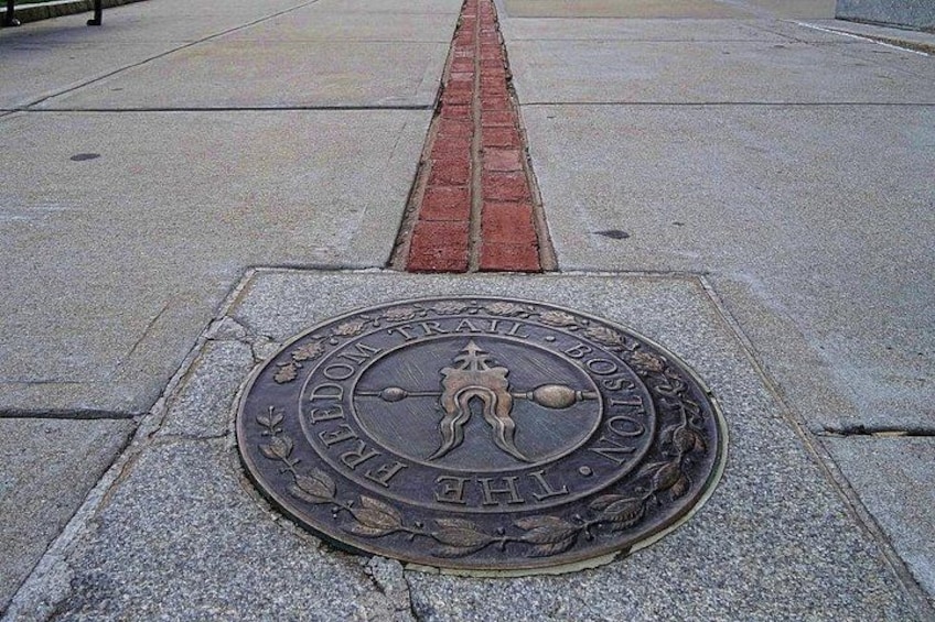 Ett brunnslock med inskriptionen ”FREEDOM TRAIL BOSTON” och en hästbild. 2