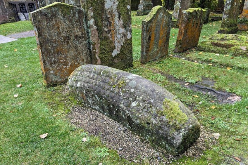 Una lápida en un cementerio. 2