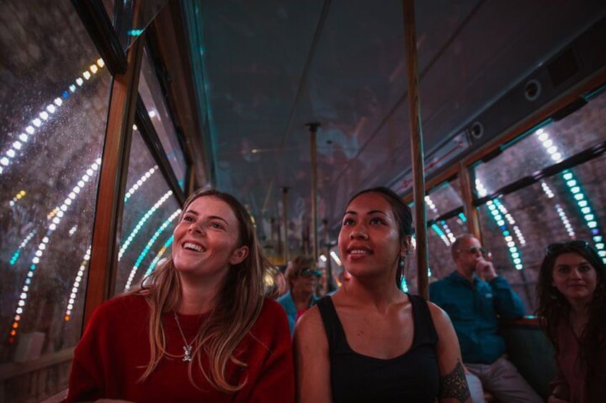 Due persone su un autobus con finestre illuminate. 3