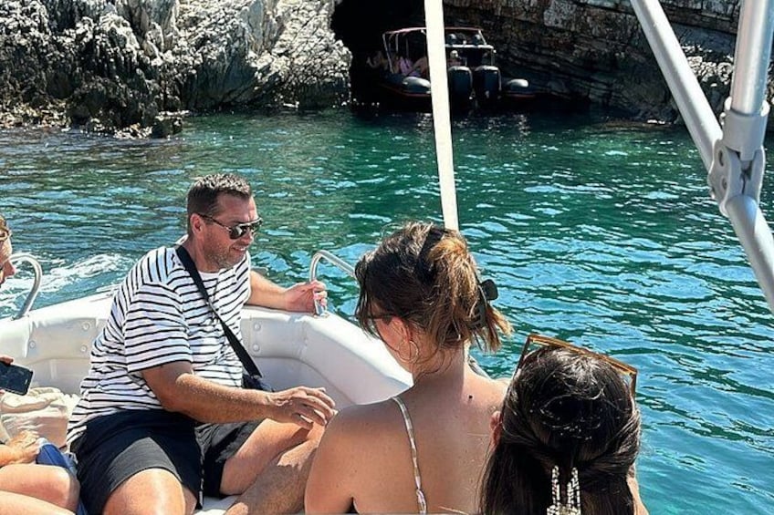 Un bateau sur une étendue d’eau, avec des falaises rocheuses en arrière-plan. 4