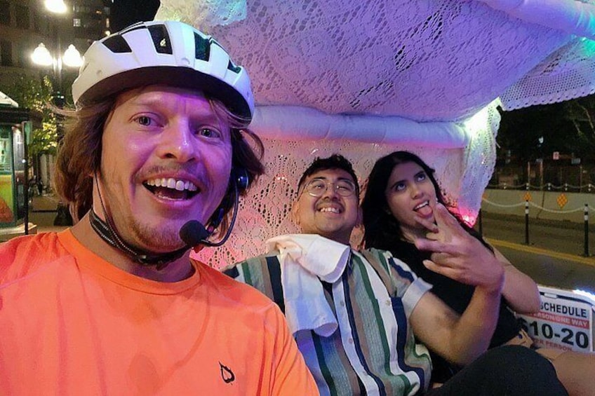 Una persona con casco blanco y camisa naranja, otra con camisa a rayas, y una tercera con remera negra. 2