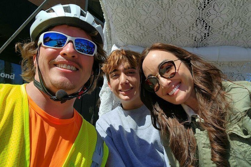 Tres personas con equipo de ciclismo, un casco blanco y un chaleco amarillo. 3