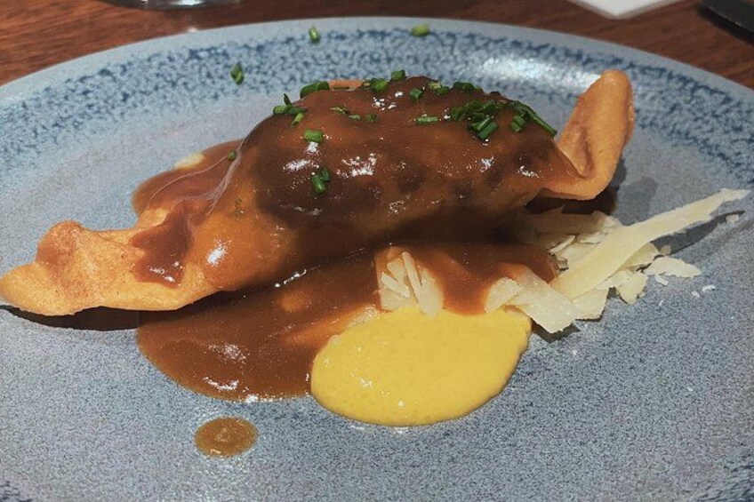 En tallerken med kødret, sovs og en portion kartoffelmos. 4