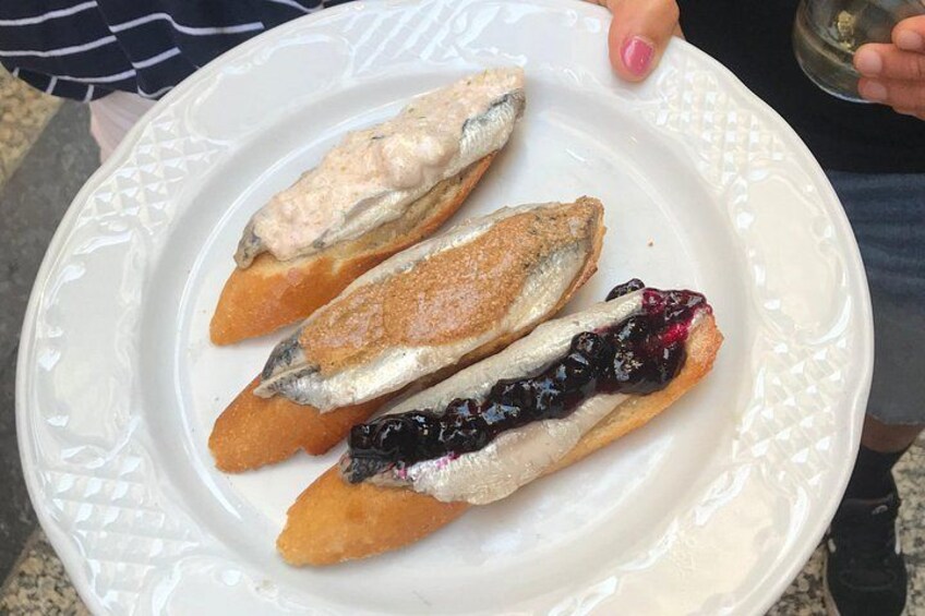 En tallerken med tre fisk, hvoraf den ene har flødedressing og den anden bærsovs. 5