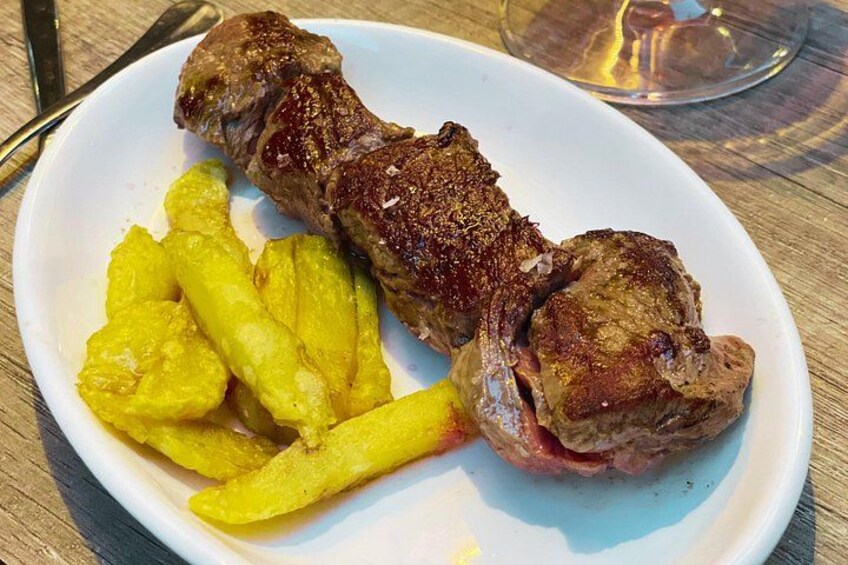 En tallerken med grillet bøf og pommes frites. 3