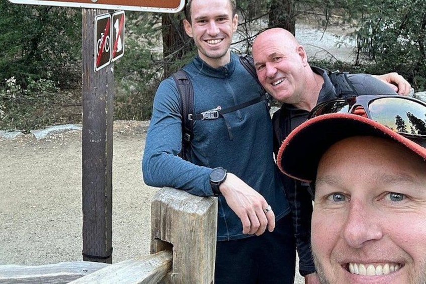 Un palo di legno con un cartello che indica una pista ciclabile. 5